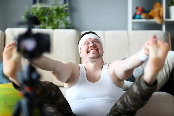 Vlogger freak показує своїх передплатників на камеру — стокове фото