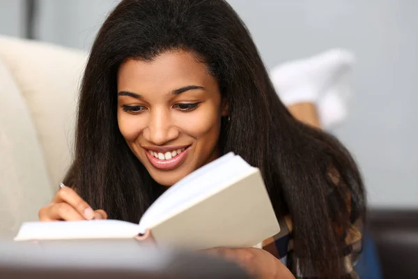 Sourire femme noire écrire histoire dans le carnet — Photo