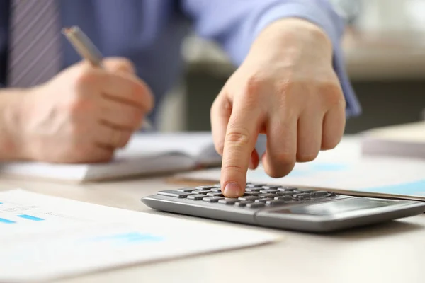 Gerente contable hacer contabilidad Calcular presupuesto — Foto de Stock