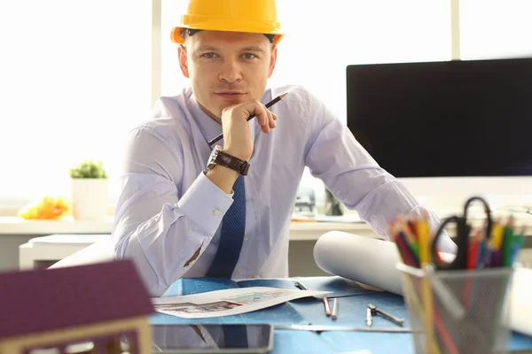 Arquiteto ou Engenheiro Trabalhando no Plano de Construção — Fotografia de Stock