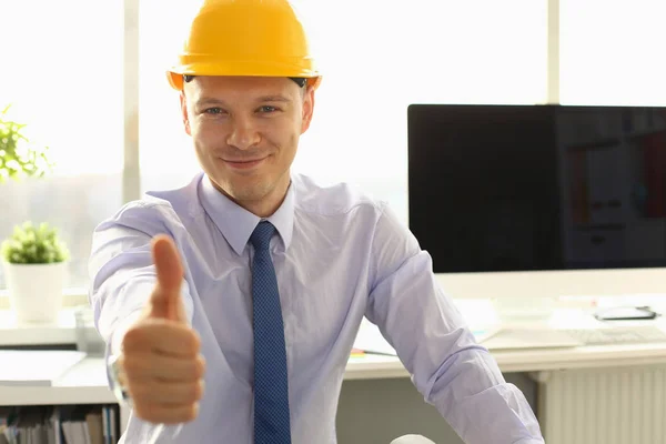 Handsome Arquiteto Polegar em Engenharia Escritório — Fotografia de Stock