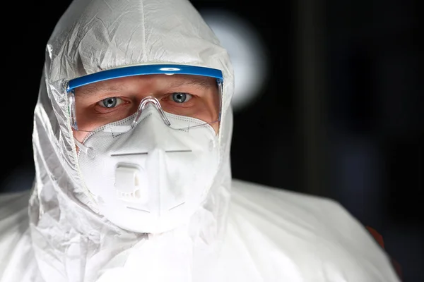 과학자 남자 작업 멸균 실험실 초상화 — 스톡 사진