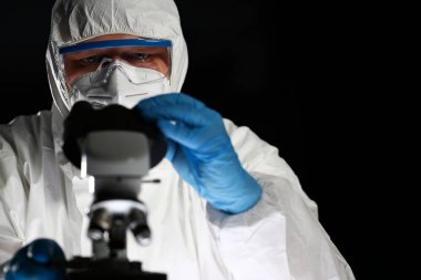 Tıbbi Mikroskop Kullanarak Kimya Bilim Adamı