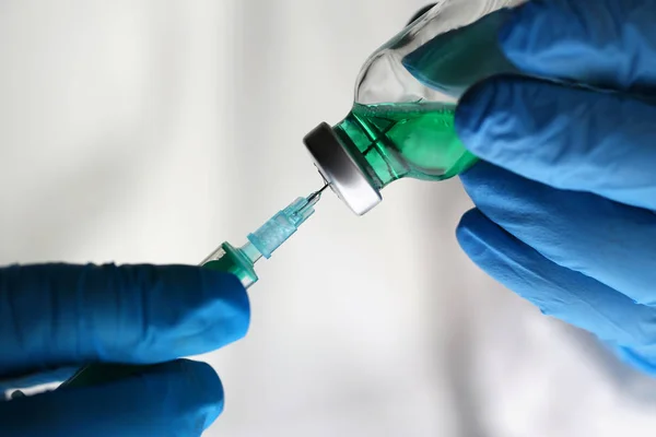 科学家持有绿色药物疫苗注射器 — 图库照片