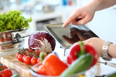 Tablet Gösteren Vegan Sebze Salatası Tarifi