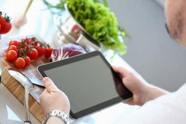 Organik Sebze Tarifi Gösteren Şef Tablet