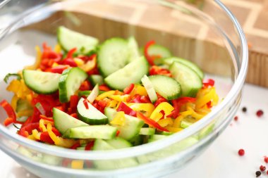 Taze Doğranmış Biber Salatalık Salata Kase