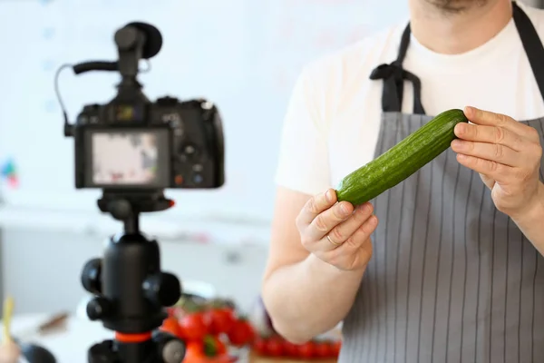 Mutfak Blogger Gösteren Yeşil Organik Salatalık — Stok fotoğraf