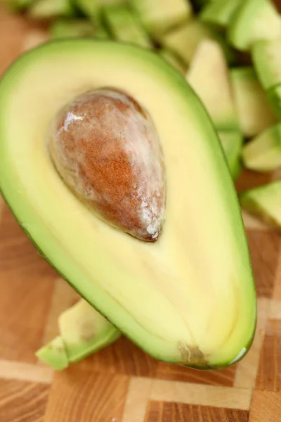 Exotische dieet rijpe groene avocado fruit helft — Stockfoto