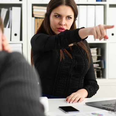 Kızgın diye bağıran patron gelin çıkmak için kolu