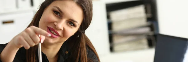 Bela menina de escritório sorridente no local de trabalho falar com visitante — Fotografia de Stock