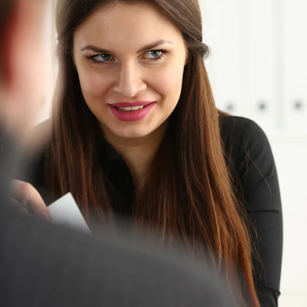 Hombre y mujer madura sonriente hablando en la oficina —  Fotos de Stock