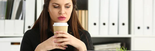 Mooie brunette glimlachend klerk vrouw werk — Stockfoto