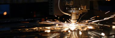 Kıvılcımlar metal işleme için makine başını uçurur