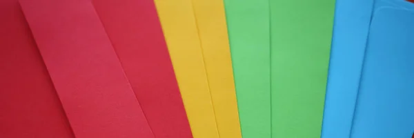 Uppsättning färgglada kuvert liggande i solfjäderstjärt form — Stockfoto