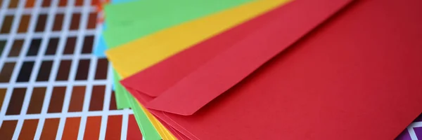 Набір барвистих конвертів, що лежать у формі фанкойлу — стокове фото