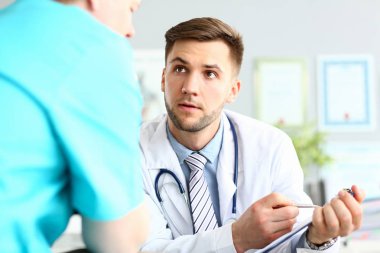 Ciddi erkek doktor zor tıbbi durum hakkında tavsiye için meslektaşı soran