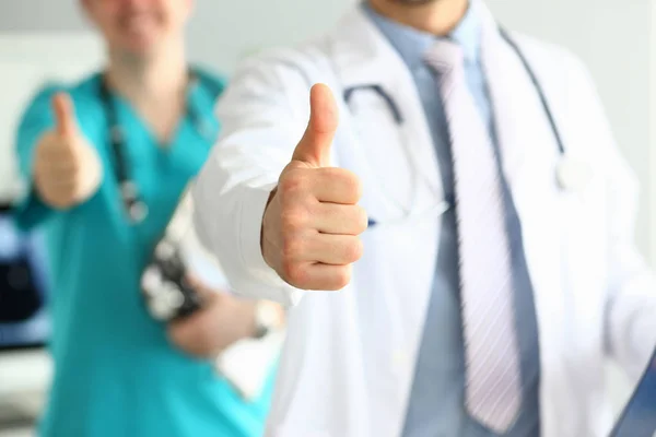 Dois médicos mostram gesto de polegar para cima com as mãos — Fotografia de Stock