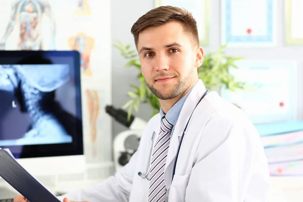 Sourire médecin masculin travaillant avec le calcul dans son bureau — Photo