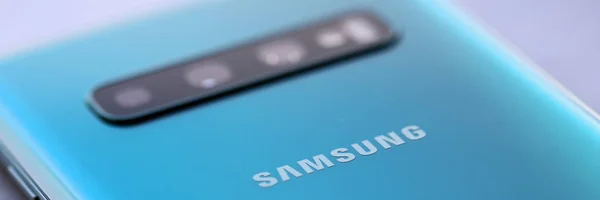 Smartphone samsung galaxy s 10 aquamarine — Stock Photo, Image