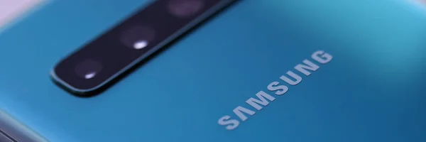 Smartphone samsung galaxy s 10 aquamarine — Stock Photo, Image