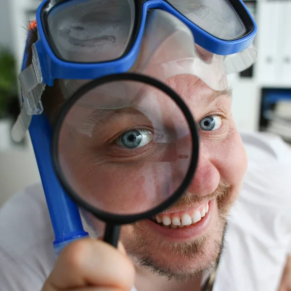 Divertente uomo sorridente che indossa abito e cravatta — Foto Stock