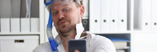 Hombre con traje y corbata en gafas y snorkel — Foto de Stock