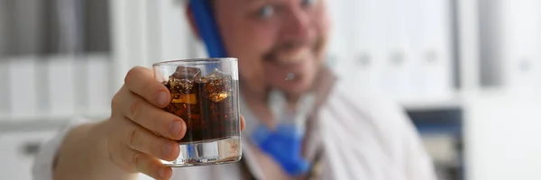 Mann mit Anzug und Krawatte in Brille und Schnorchel — Stockfoto