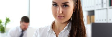 İşyerinde güzel gülümseyen kız bak kamera