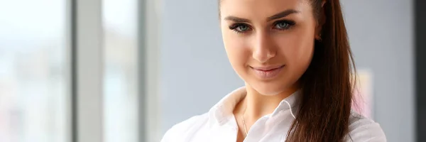 Beautiful smiling girl at workplace look in camera — Stock Photo, Image