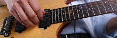 Erkek klasik şekli elektrik gitar çalmak silah