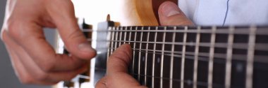 Erkek klasik şekli elektrik gitar çalmak silah