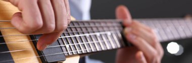 Erkek klasik şekli elektrik gitar çalmak silah