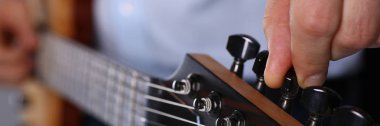 Erkek klasik şekli elektrik gitar çalmak silah