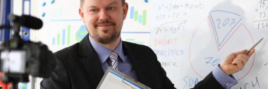 Erkek takım elbise ve kravat istatistikleri grafik panelini göster