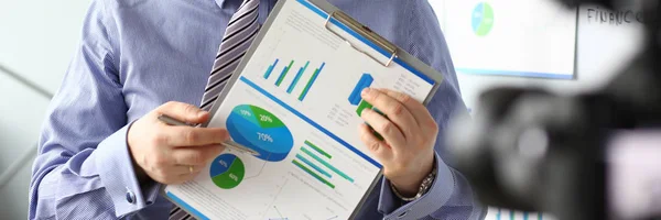 Män i kostym och slips Visa statistik graf pad — Stockfoto