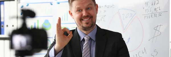 Male in suit and tie show confirm sign — Stock Photo, Image