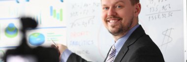 Erkek takım elbise ve kravat istatistikleri grafik panelini göster