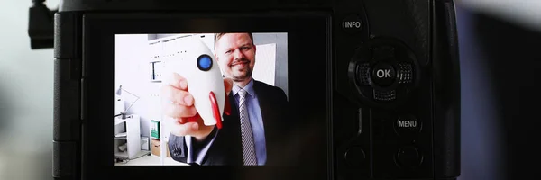 Empresário segurar foguete na mão closeup — Fotografia de Stock