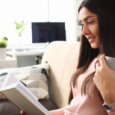 Genç çekici siyah genç kız bak