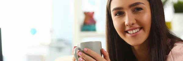 India mujer sostiene taza su mano sonríe — Foto de Stock