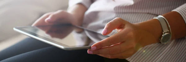 Женская рука держит планшет в домашних условиях в то время как — стоковое фото
