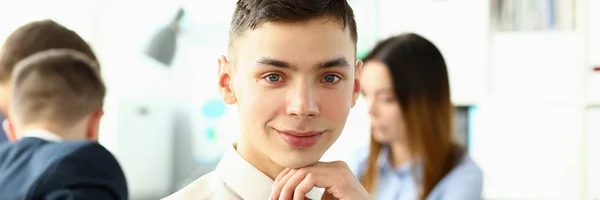 Hombre guapo en traje y la corbata mirada en la cámara — Foto de Stock