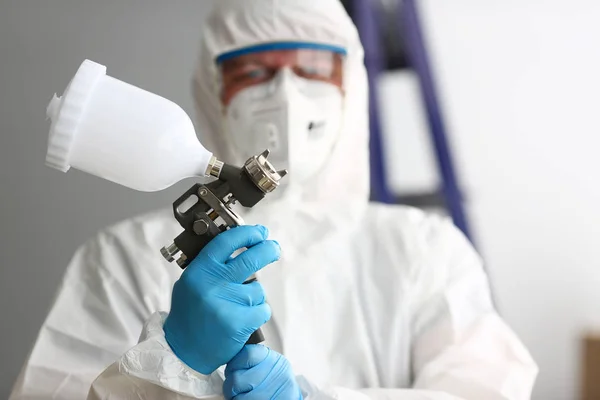 Pistola de aerógrafo de brazo con traje protector — Foto de Stock