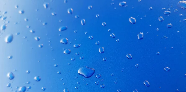 Gouttes d'eau de pluie sur fond métallique bleu — Photo