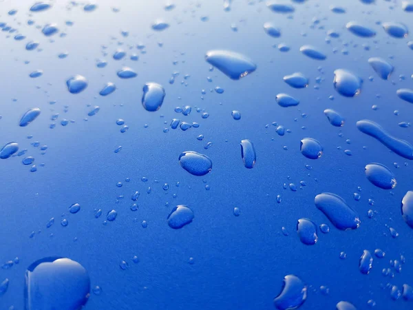 Gouttes d'eau de pluie sur fond métallique bleu — Photo