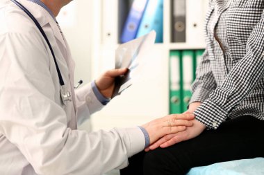 Klinik Doktor X-Ray görüntü Hold hasta el