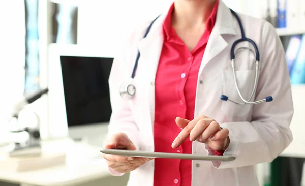 Femme médecin avec stéthoscope tenir ordinateur tablette — Photo