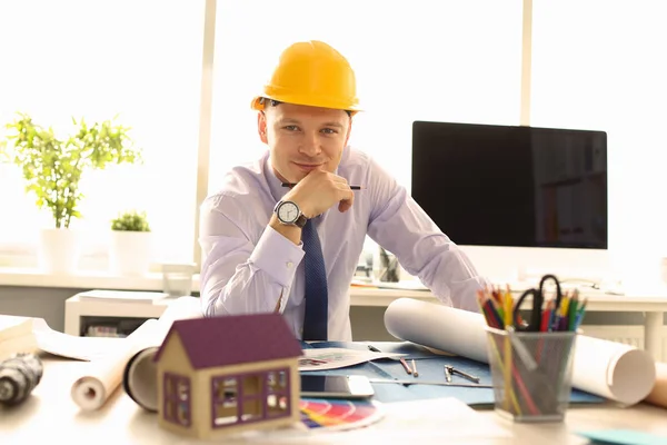 Junger Architekt entwirft Bauplan im Büro — Stockfoto