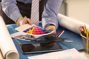 İç Mimar Renkli Boya Swatch ile Çalışma